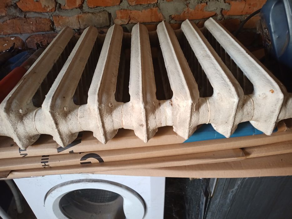 Продам чугунну батарею