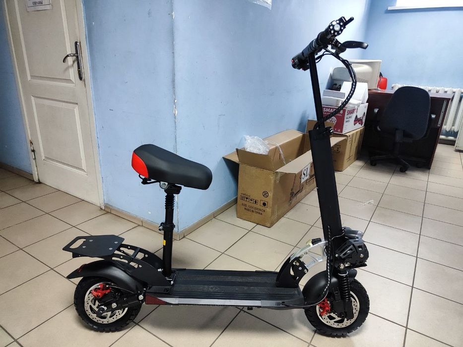 Продам  новый Электросамокат с коробкой и документами.