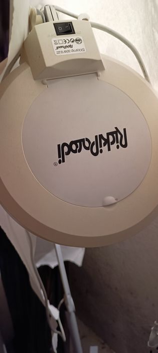 upa, mesa ajudante, com itens de cabeleireiro