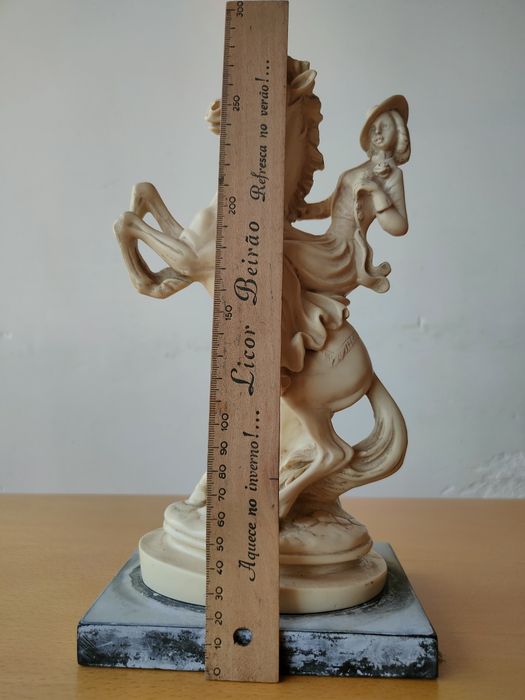 Estatueta de dama antiga a cavalo.