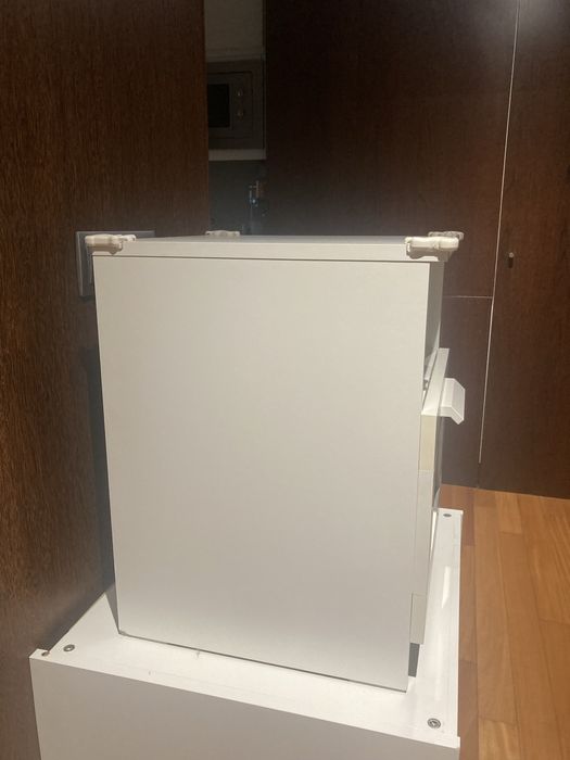 1 mesinha cabeceira Ikea Brimnes Branca