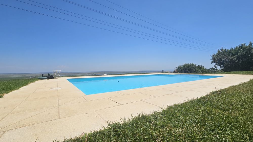 Piscina privada com a melhor vista sobre o Tejo.