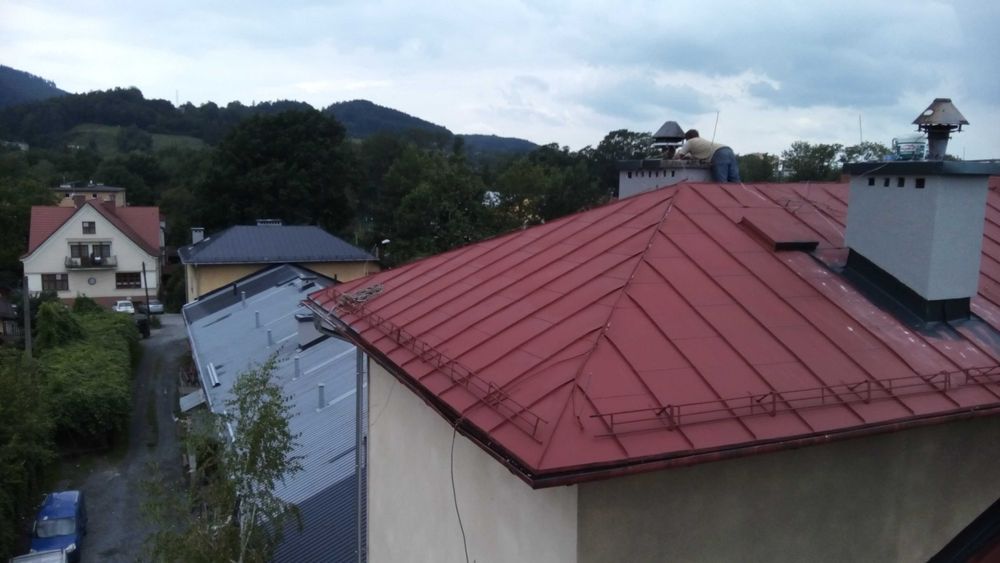 Malowanie dachów pokrytych dachówką, blachą, gontem. Prace dekarskie