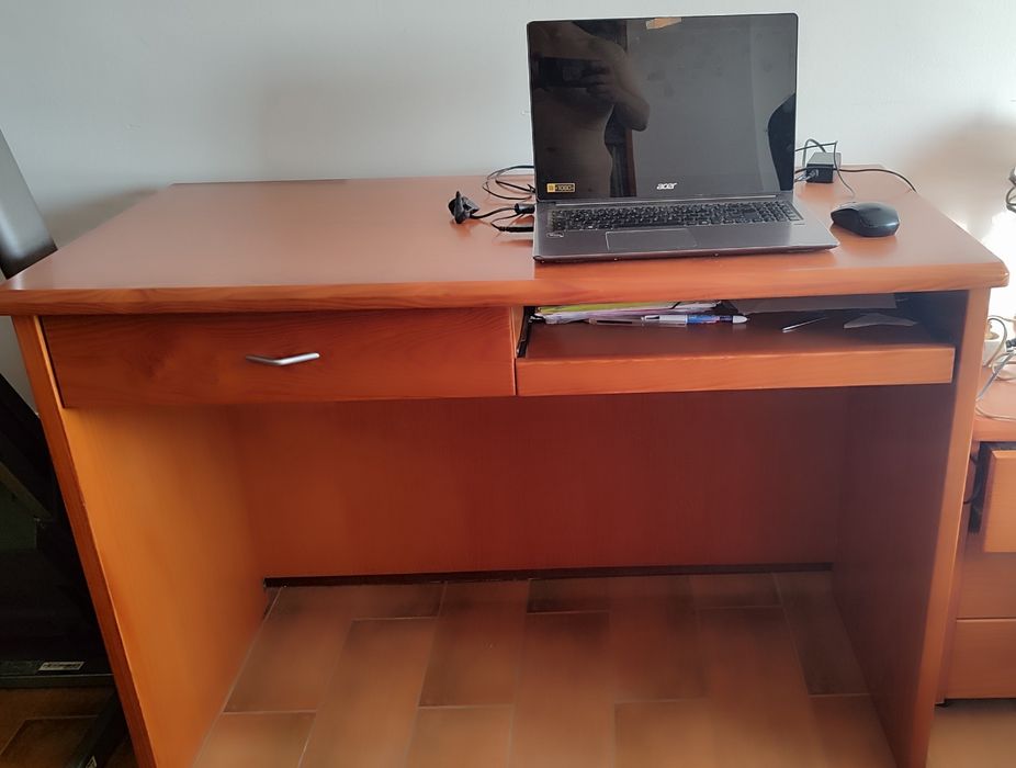 Secretária de escritório em Pinho Maciço ( 120*60*84)