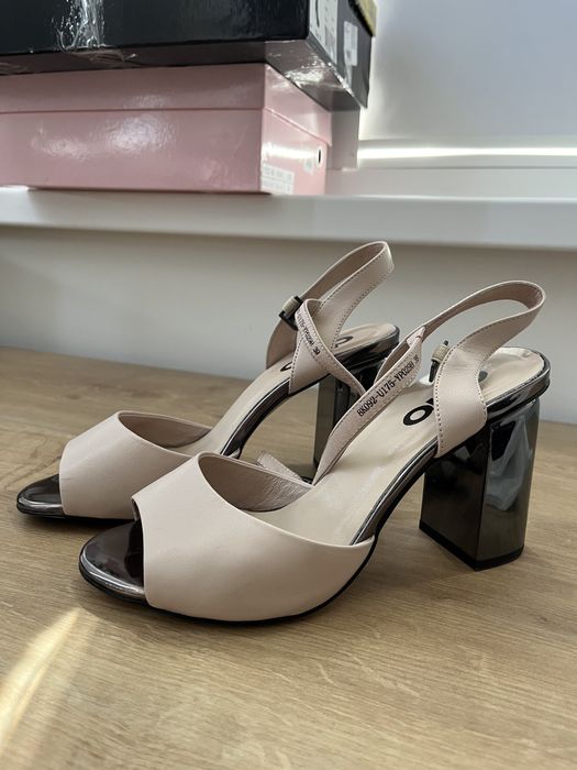 Босоніжки на підборі ditto