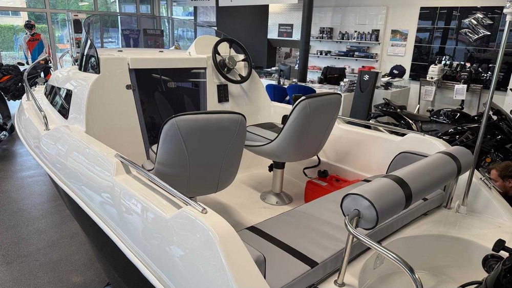 Jacht motorowy 430 CAB, silnik Suzuki DF20 - dealer Szczecin
