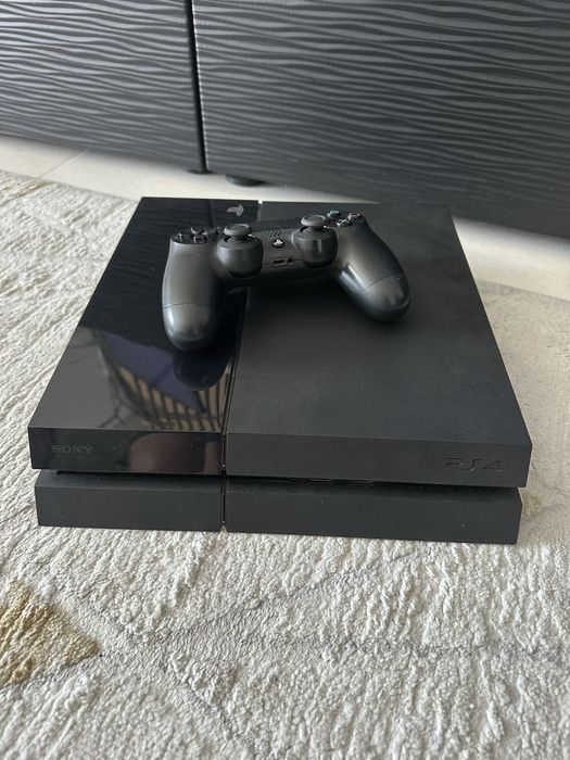 PS4 500GB + Comando Original + GTA V + NFS Heat + Rivals