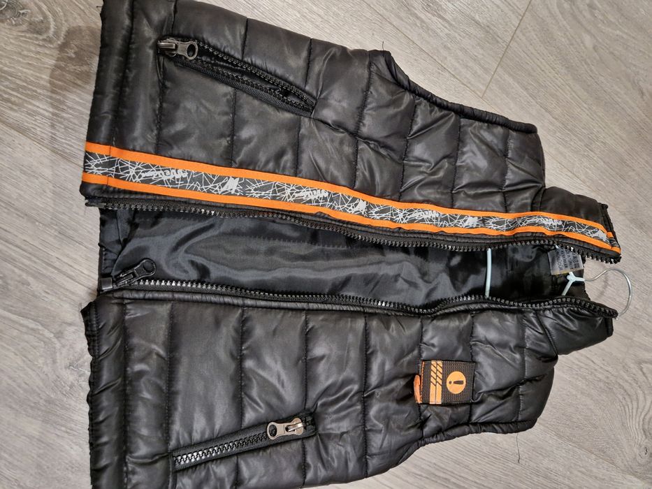 Чорна жилетка для хлопчика на 4р