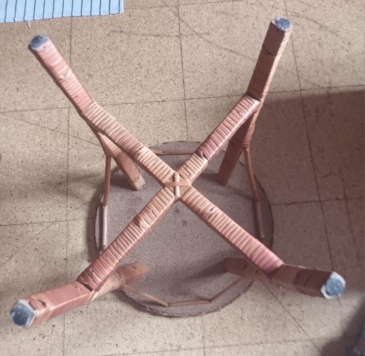 Mesa e cadeira de vimes