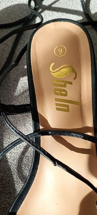 Ładne buty czarne sandałki na sznurki zawiązywane na łydce