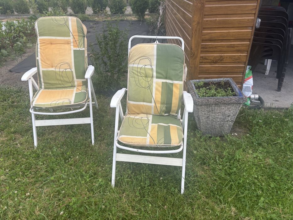 Krzesła  ogrodowe plastik   5 białych i 1 granatowe