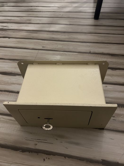 Сейф с возможностью монтажа в стену