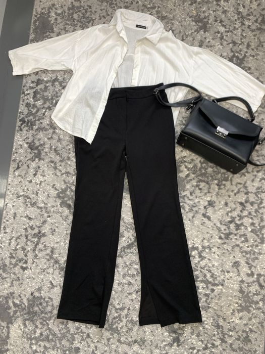 Чорні стильні штани палаццо з розрізами, широкі брюки