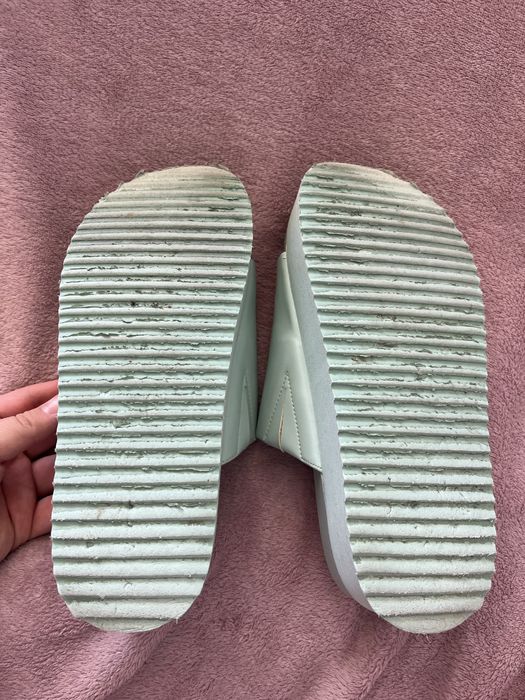 Miętowe klapki na platformie monki green dusty light