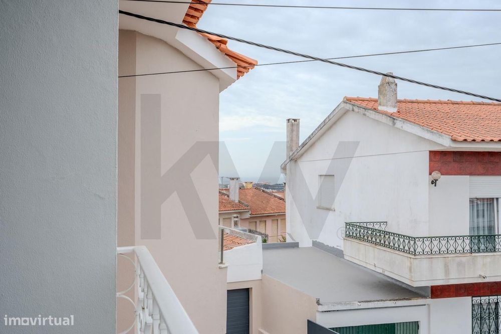 Moradia T3 Remodelada com Jardim, Terraço e Garagem em São Domingos de