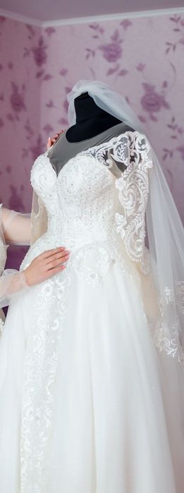 Продам дизайнерську ВЕСІЛЬНУ СУКНЮ зі шлейфом!