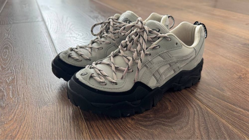 Продам кросівки asics