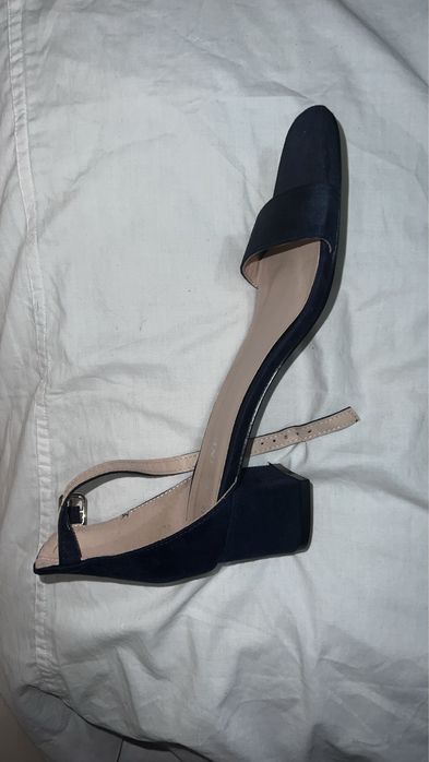 Salto medio azul escuro