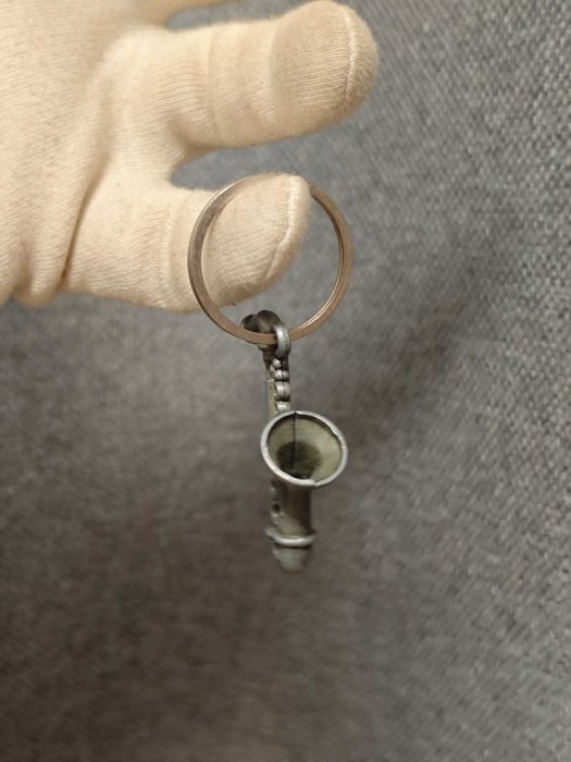 Брелок для ключів саксофон музичний інструмент металевий труба