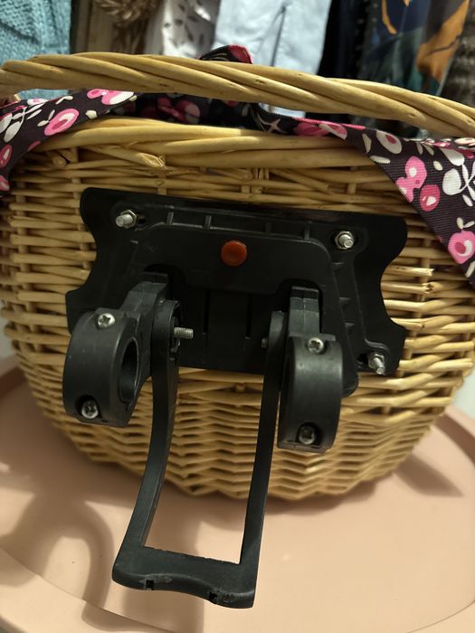 Koszyk wiklinowy na rower wypełnieniem