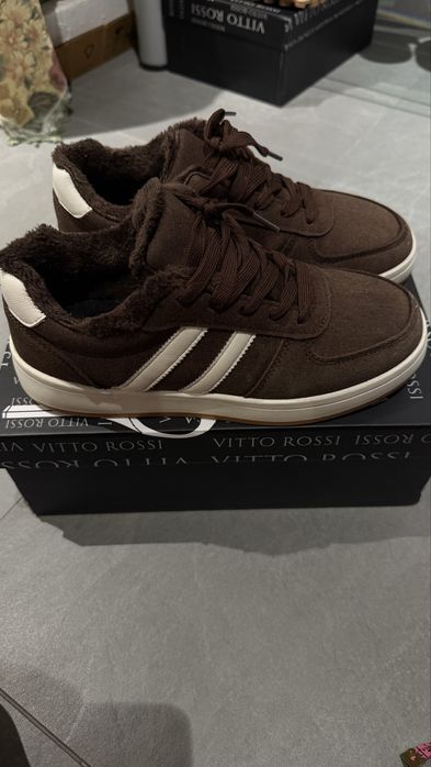 Кросівки жіночі зима