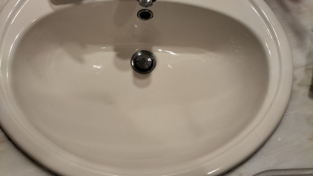 Lavatório, pedra mármore e móvel WC, bege