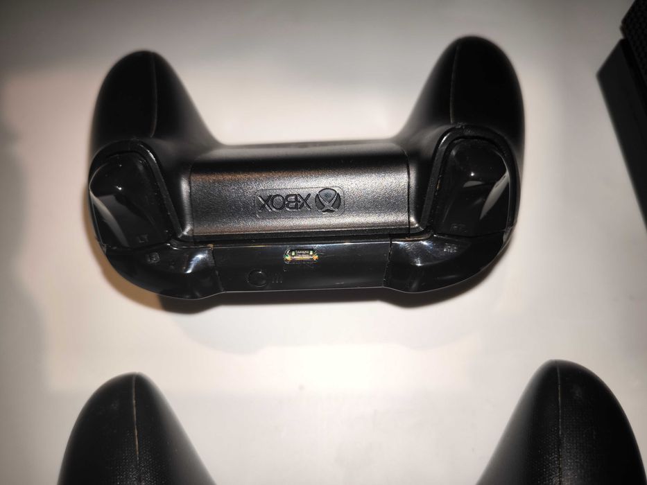 Microsoft Xbox One X 1TB Black (комплект)