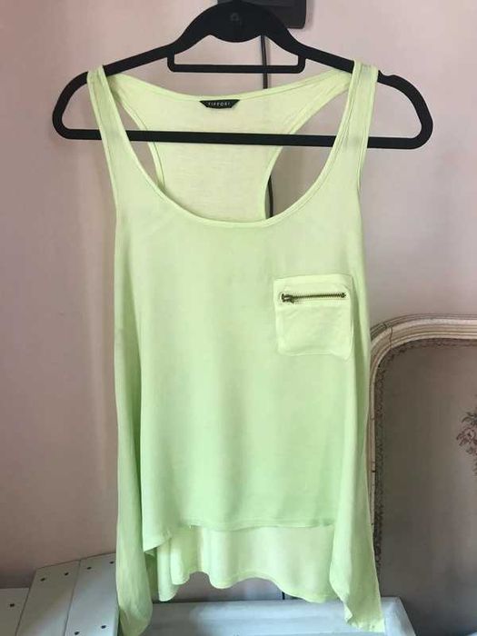 Vários tops tamanho S. Preço unitário