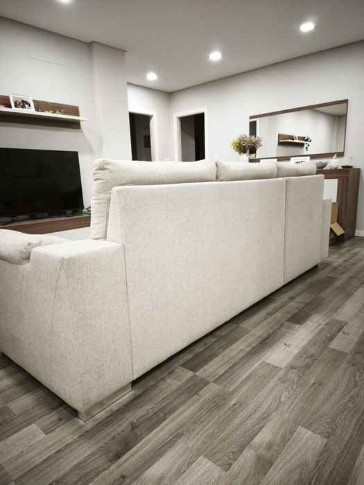 Sofá bege com chaise long