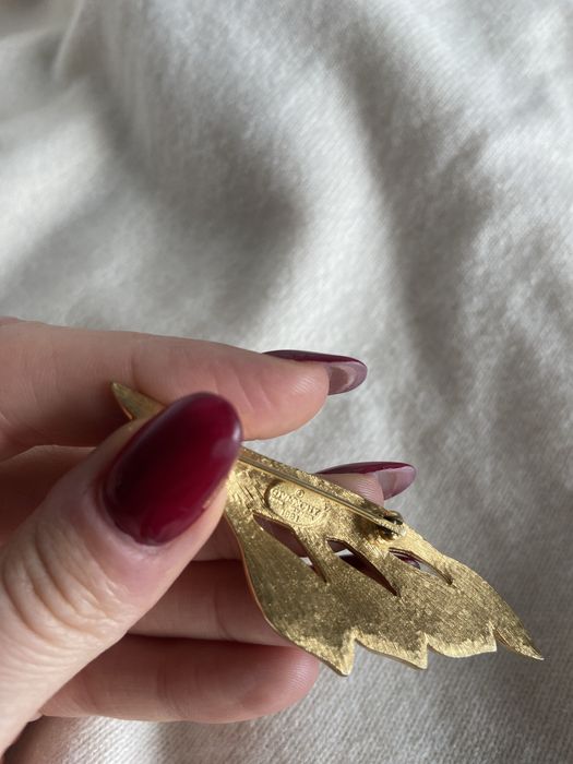 Vintage retro broszka Givenchy 1981 rok lilia z czarna emalia