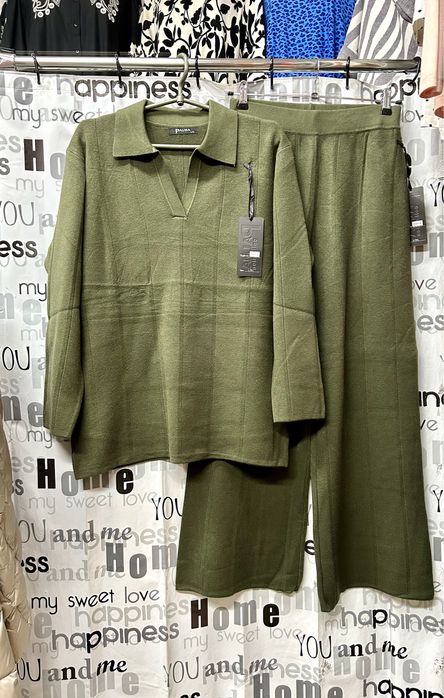 Костюм трикотажный с брюками палаццо, свободный крой.