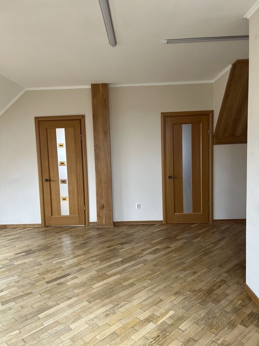 Здам в оренду комерційне приміщення по вул. Банковій в центрі міста.