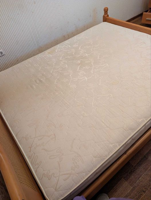 Двоспальне дерев’яне ліжко 180×210 з матрацом