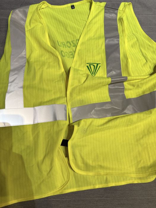 Nowy kask ochronny i kamizelka odblaskowa UDT – komplet BHP