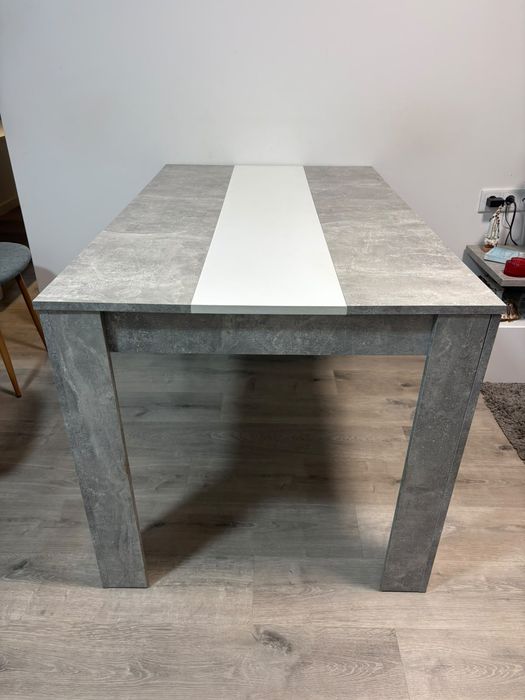 Mesa cinza e branca