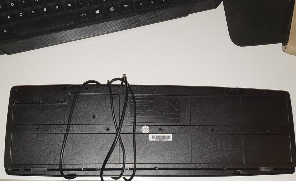 Teclado ps2 muito usado mas a funcionar bem