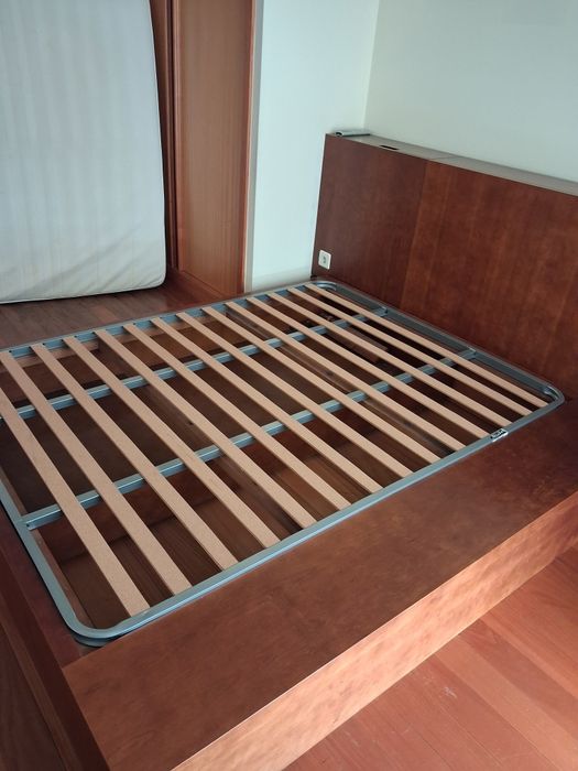 Quarto que inclui cama com cabeceira para arrumos e camiseiro,  em madeira maciça de cerejeira