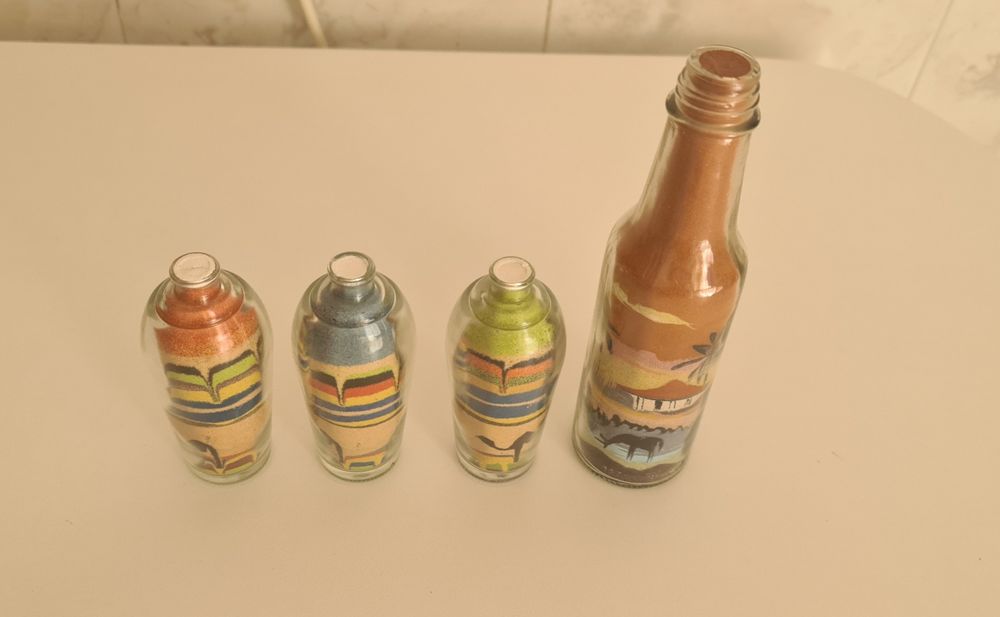 Conjunto de 4 Garrafas de Vidro Decorativas com Arte em Areia Colorida