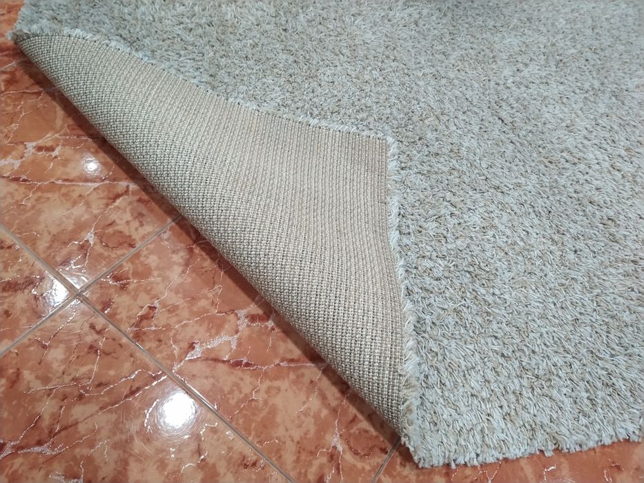 Tapete IKEA pelo curto branco-bege casa quarto apartamento vivenda.