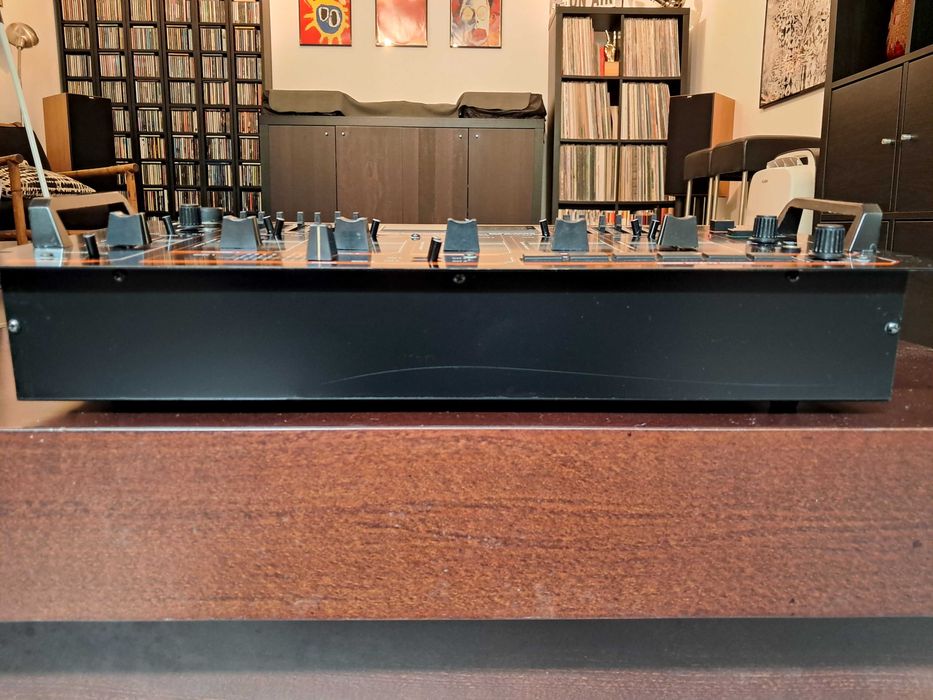Mesa de mistura Dj analógica Monacor MPX 7500 com 4 canais