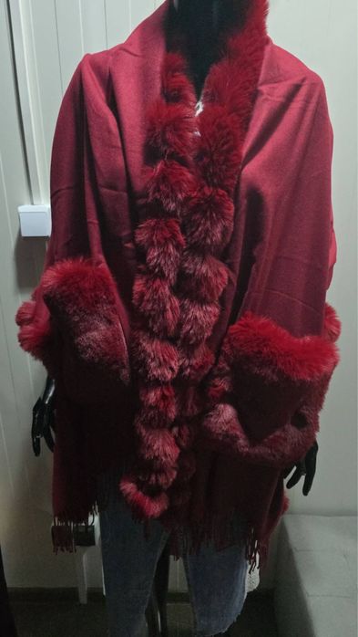 Piękny bordowy szal z kieszeniami