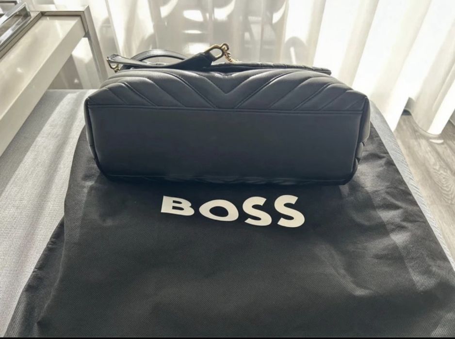 Mala Hugo Boss preta em pele, modelo recente, em estado impecável