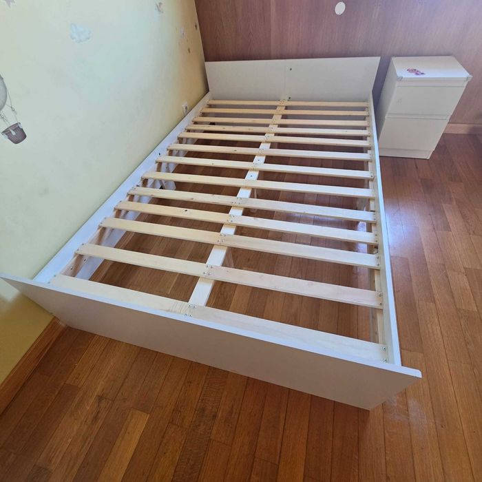 Cama solteiro branca com estrado de ripas + mesa de cabeceira branca. Entrega possível na zona Porto/Gaia.
