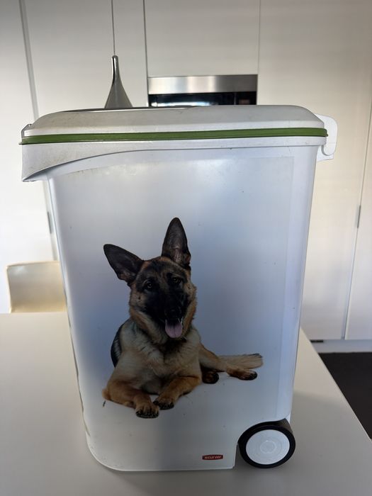 Caixa para colocar sacos de comida de caes de grande porte.