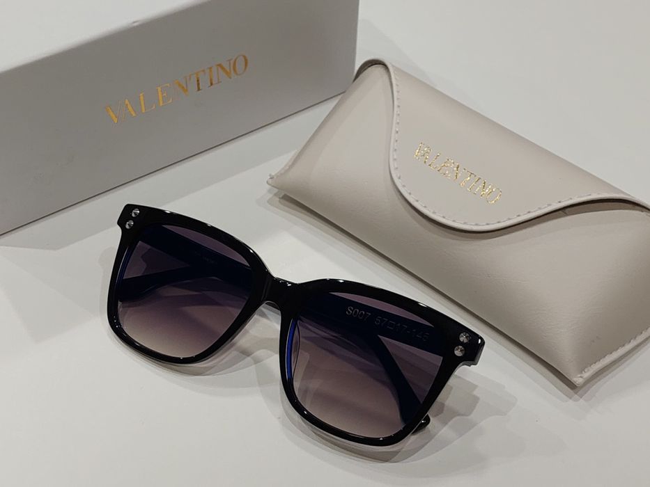 Чорні сонцезахичні окуляри з неоновими лінзами S007 від Valentino!