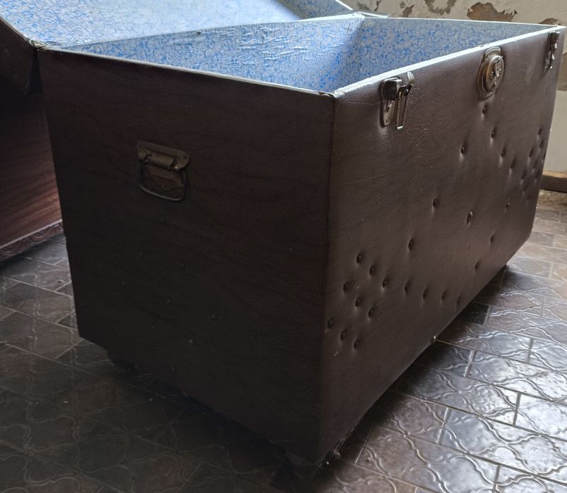 Baú de Armazenamento Antigo