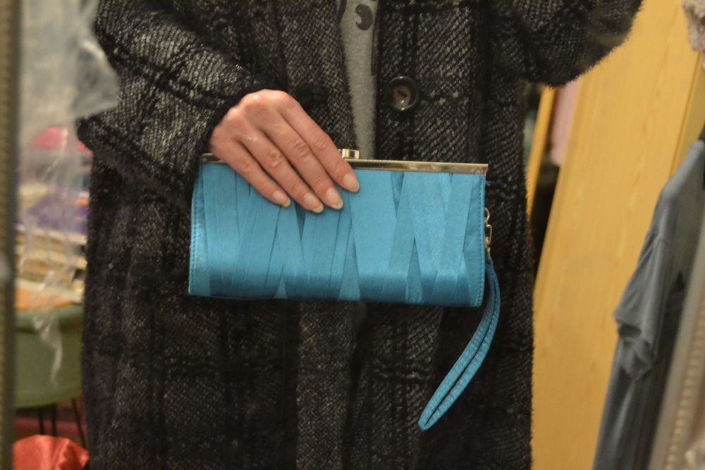 Mała satynowa elegancka torebka kopertowa turkusowa wieczorowa