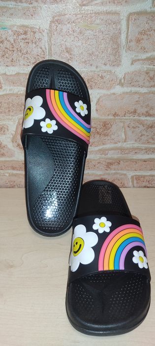 Гарні літні шльопанці,квіти + веселка.
