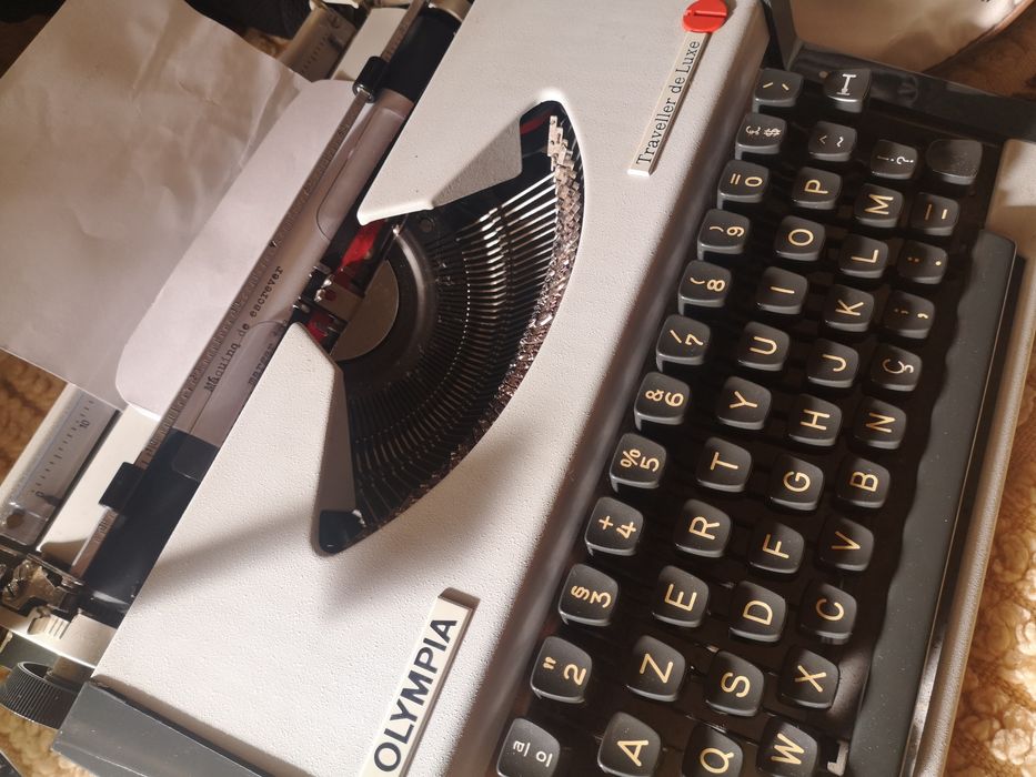 Máquina de Escrever Olympia Traveller de Luxe