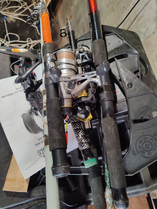 Wędki w tym kołowrotek shimano.